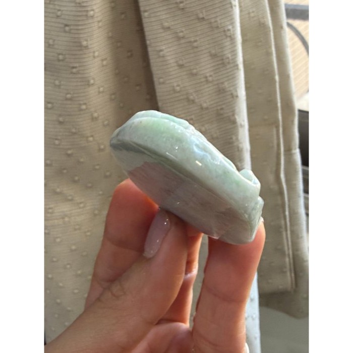 圈粉漏價~天然A貨緬甸玉 白底青事業龍頭翡翠龍牌 厚庄一刀切適中牌形 一抹鮮亮青綠添彩-細節圖6