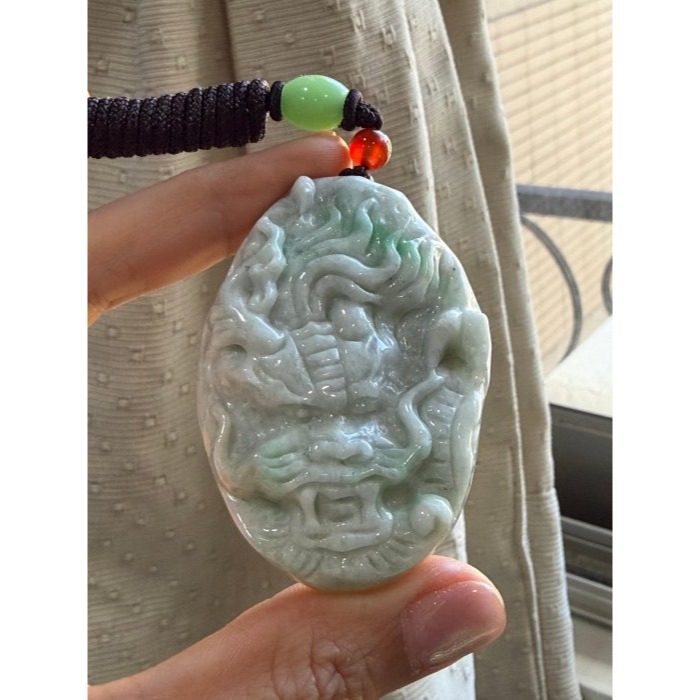 圈粉漏價~天然A貨緬甸玉 白底青事業龍頭翡翠龍牌 厚庄一刀切適中牌形 一抹鮮亮青綠添彩-細節圖7