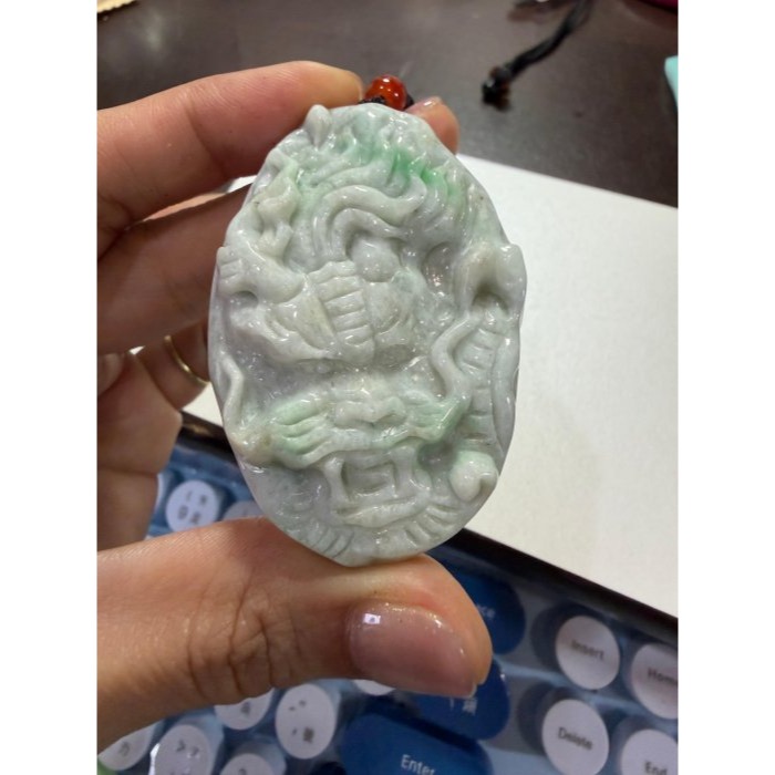 圈粉漏價~天然A貨緬甸玉 白底青事業龍頭翡翠龍牌 厚庄一刀切適中牌形 一抹鮮亮青綠添彩-細節圖9