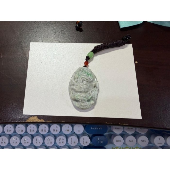 圈粉漏價~天然A貨緬甸玉 白底青事業龍頭翡翠龍牌 厚庄一刀切適中牌形 一抹鮮亮青綠添彩-細節圖11