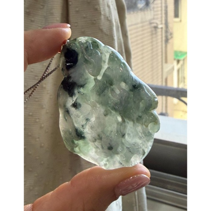 圈粉漏價~天然A貨緬甸玉 飄花神龍降世翡翠龍牌 透光一刀切適中牌形 滿滿藍花點綴其中-細節圖7