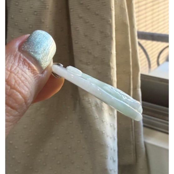 天然A貨緬甸玉 膠潤白底青年年有餘翡翠玉墜 芙蓉底庄白冰 鮮亮過底青綠巧雕魚.如意 荷葉藏金-細節圖4