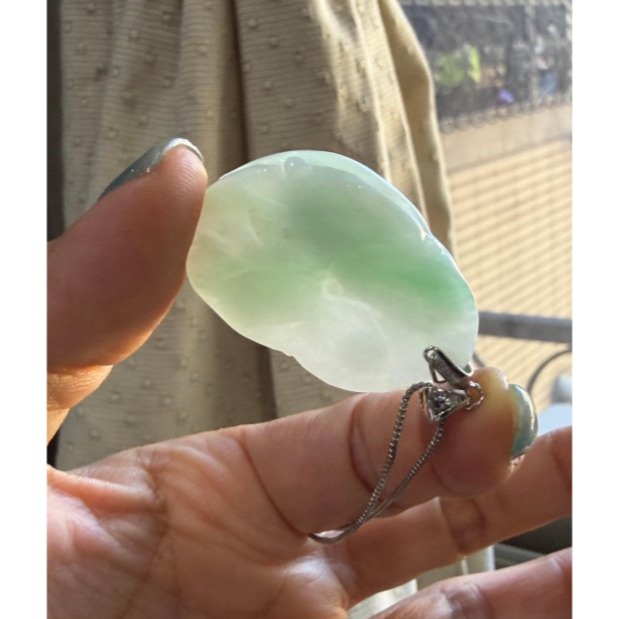 天然A貨緬甸玉 膠潤白底青年年有餘翡翠玉墜 芙蓉底庄白冰 鮮亮過底青綠巧雕魚.如意 荷葉藏金-細節圖6