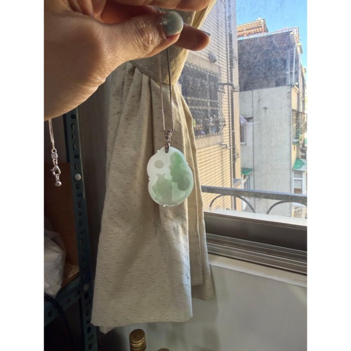 天然A貨緬甸玉 膠潤白底青年年有餘翡翠玉墜 芙蓉底庄白冰 鮮亮過底青綠巧雕魚.如意 荷葉藏金-細節圖8