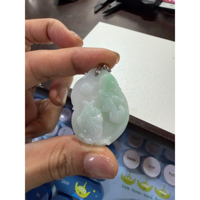 天然A貨緬甸玉 膠潤白底青年年有餘翡翠玉墜 芙蓉底庄白冰 鮮亮過底青綠巧雕魚.如意 荷葉藏金-細節圖9