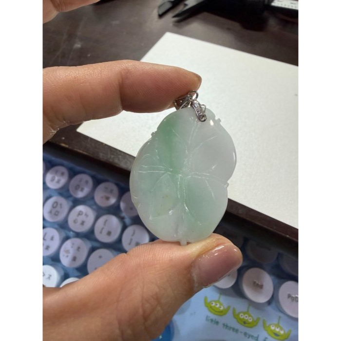天然A貨緬甸玉 膠潤白底青年年有餘翡翠玉墜 芙蓉底庄白冰 鮮亮過底青綠巧雕魚.如意 荷葉藏金-細節圖10