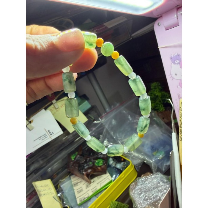 天然A貨緬甸玉  冰種飄花5mm隨形方塊翡翠手鍊/手串17cm手圍 透繩晶透油綠底色 顆顆帶靈動藍花 搭7咪綠頂珠-細節圖9
