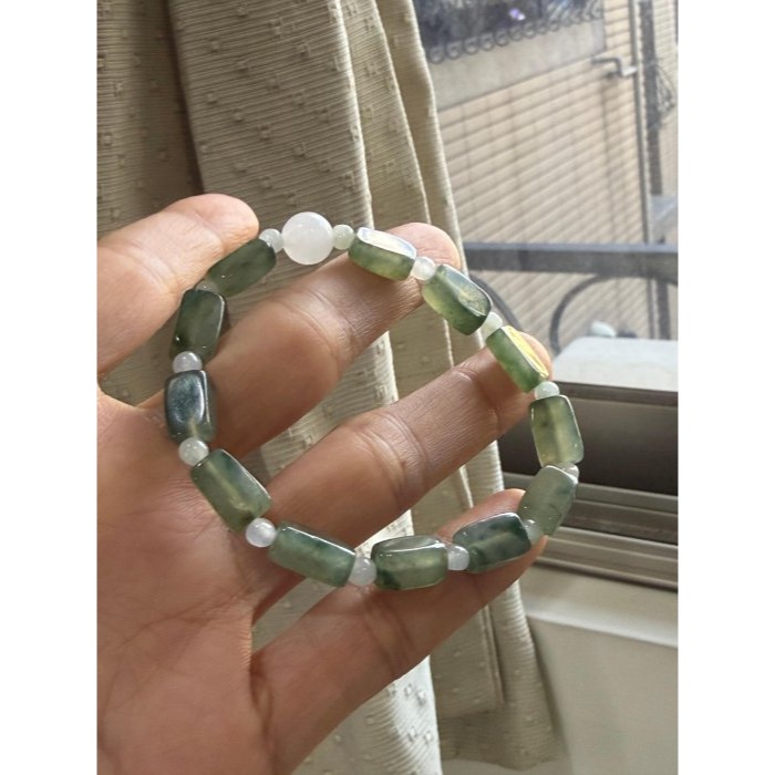 天然A貨緬甸玉  冰種飄花5mm隨形方塊翡翠手鍊/手串17cm手圍 透繩晶透油綠底色 顆顆帶靈動藍花 搭8.6咪白冰頂珠-細節圖3