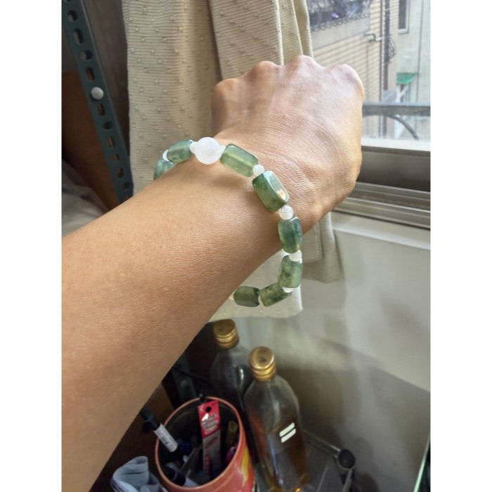 天然A貨緬甸玉  冰種飄花5mm隨形方塊翡翠手鍊/手串17cm手圍 透繩晶透油綠底色 顆顆帶靈動藍花 搭8.6咪白冰頂珠-細節圖8