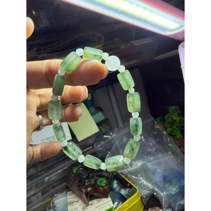 天然A貨緬甸玉  冰種飄花5mm隨形方塊翡翠手鍊/手串17cm手圍 透繩晶透油綠底色 顆顆帶靈動藍花 搭8.6咪白冰頂珠-細節圖9