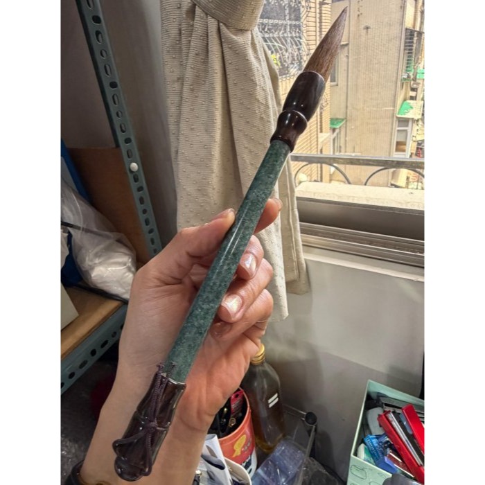 天然A貨翡翠 細潤危綠滿色大展鴻圖翡翠玉毛筆 瓜料 勻稱滿綠 粗桿30公分長 7公分筆頭-細節圖2