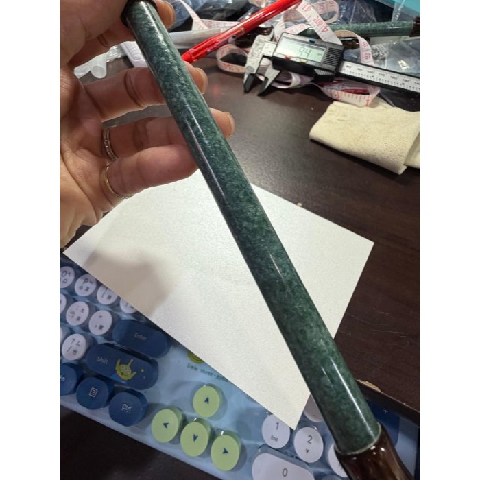 天然A貨翡翠 細潤危綠滿色大展鴻圖翡翠玉毛筆 瓜料 勻稱滿綠 粗桿30公分長 7公分筆頭-細節圖10