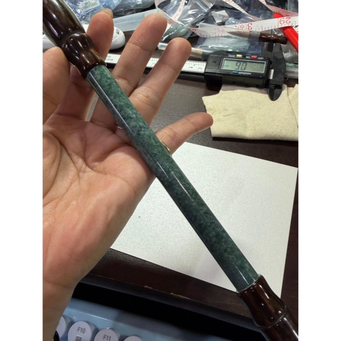 天然A貨翡翠 細潤危綠滿色揮毫萬里翡翠玉毛筆 瓜料 勻稱滿綠 粗桿28公分長 7公分筆頭-細節圖9
