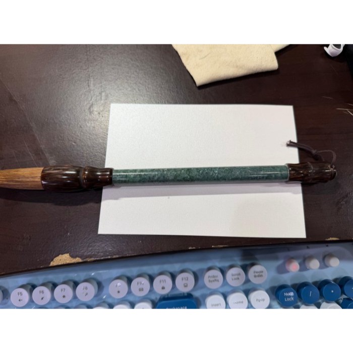 天然A貨翡翠 細潤危綠滿色揮毫萬里翡翠玉毛筆 瓜料 勻稱滿綠 粗桿28公分長 7公分筆頭-細節圖10