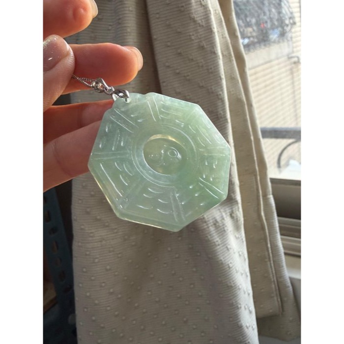 天然A貨緬甸玉 冰綠飄花太極大八卦翡翠玉墜 冰綠滿底色 幾抹青綠點綴 厚庄顯色種色兼具 上身妥妥綠-細節圖2
