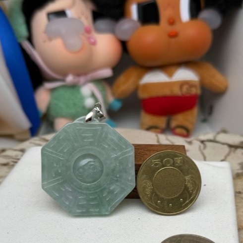 天然A貨緬甸玉 冰綠飄花太極大八卦翡翠玉墜 冰綠滿底色 幾抹青綠點綴 厚庄顯色種色兼具 上身妥妥綠-細節圖3