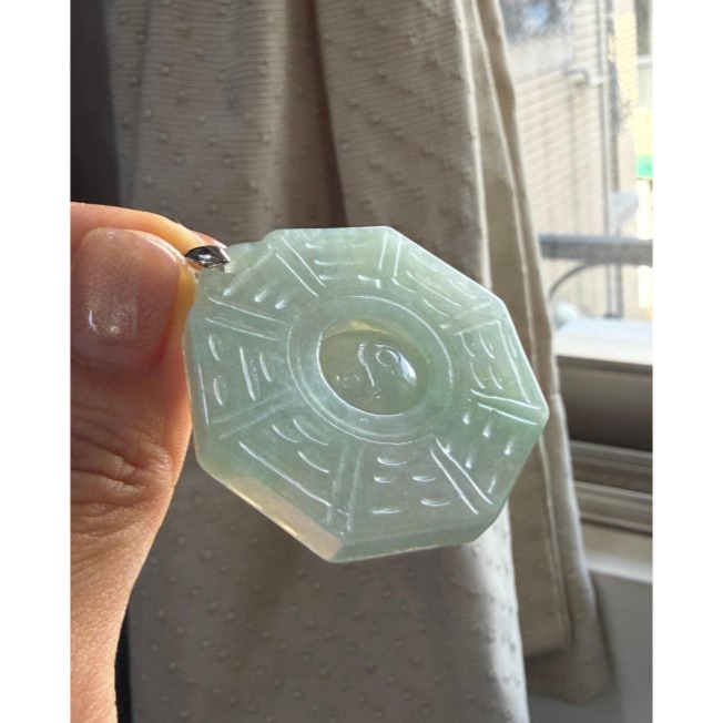 天然A貨緬甸玉 冰綠飄花太極大八卦翡翠玉墜 冰綠滿底色 幾抹青綠點綴 厚庄顯色種色兼具 上身妥妥綠-細節圖4