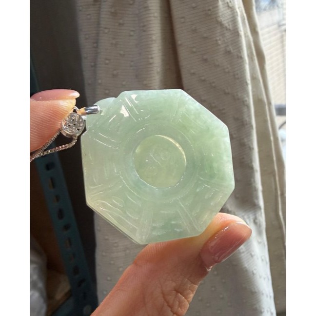 天然A貨緬甸玉 冰綠飄花太極大八卦翡翠玉墜 冰綠滿底色 幾抹青綠點綴 厚庄顯色種色兼具 上身妥妥綠-細節圖5