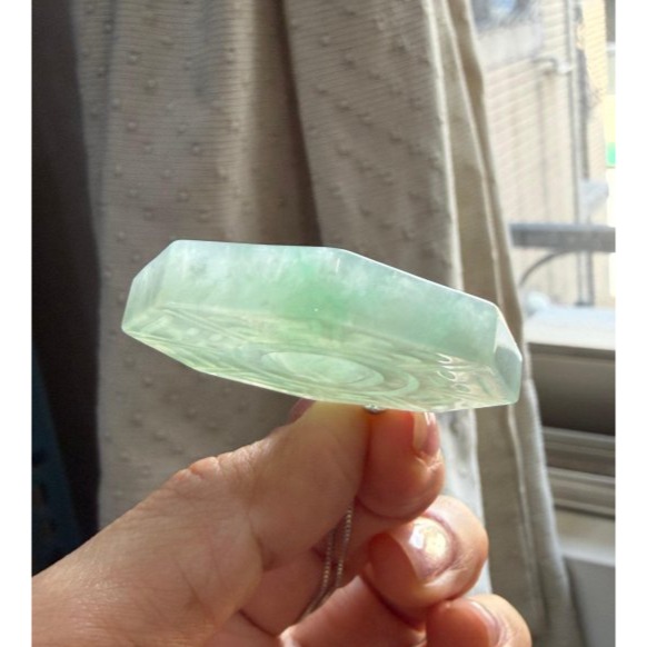 天然A貨緬甸玉 冰綠飄花太極大八卦翡翠玉墜 冰綠滿底色 幾抹青綠點綴 厚庄顯色種色兼具 上身妥妥綠-細節圖6
