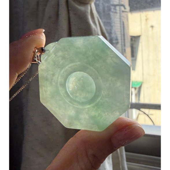 天然A貨緬甸玉 冰綠飄花太極大八卦翡翠玉墜 冰綠滿底色 幾抹青綠點綴 厚庄顯色種色兼具 上身妥妥綠-細節圖7