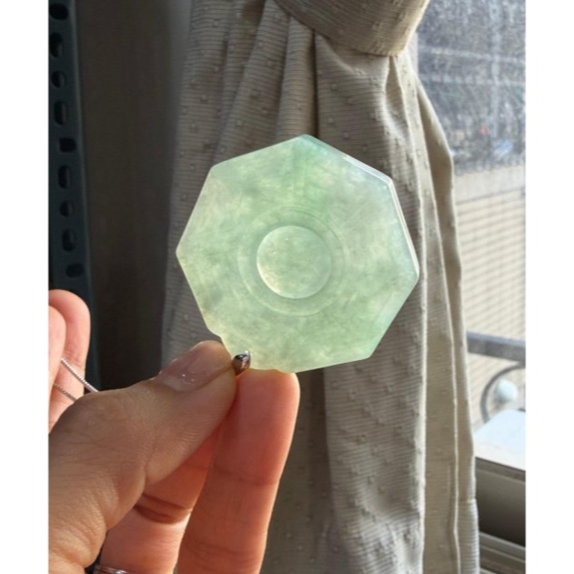 天然A貨緬甸玉 冰綠飄花太極大八卦翡翠玉墜 冰綠滿底色 幾抹青綠點綴 厚庄顯色種色兼具 上身妥妥綠-細節圖8
