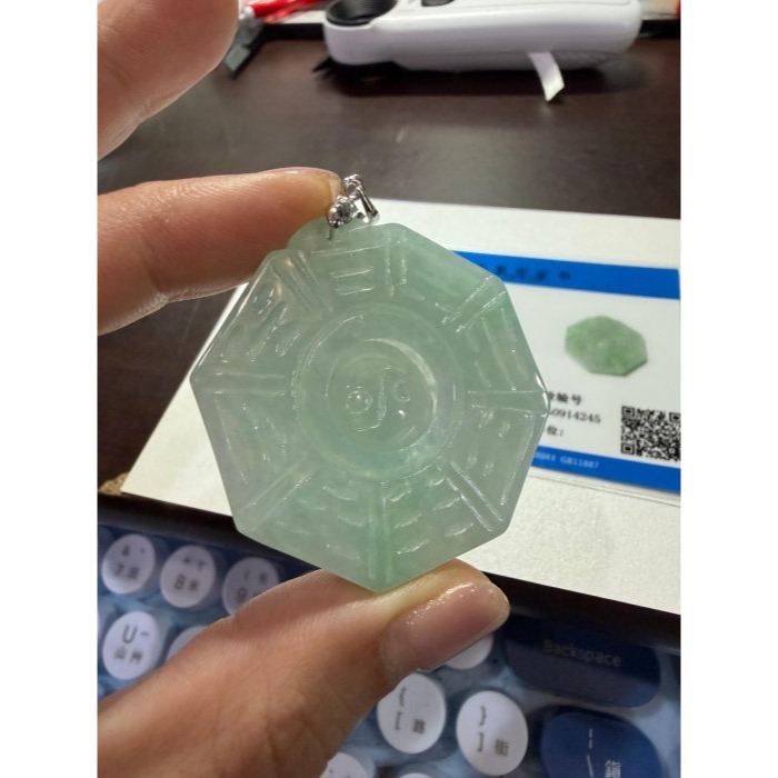 天然A貨緬甸玉 冰綠飄花太極大八卦翡翠玉墜 冰綠滿底色 幾抹青綠點綴 厚庄顯色種色兼具 上身妥妥綠-細節圖9
