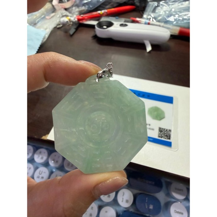天然A貨緬甸玉 冰綠飄花太極大八卦翡翠玉墜 冰綠滿底色 幾抹青綠點綴 厚庄顯色種色兼具 上身妥妥綠-細節圖10