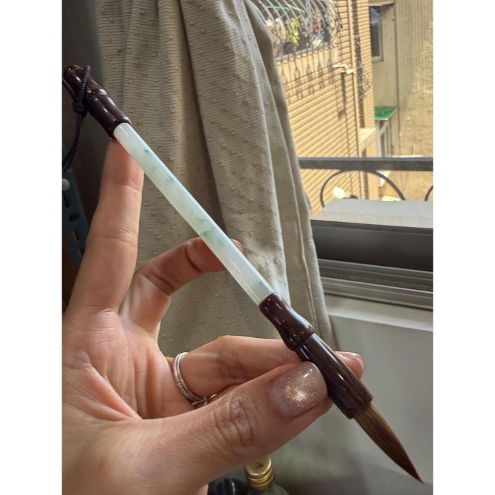 天然A貨緬甸玉 收藏級 冰飄花筆下生輝翡翠玉毛筆 冰芙蓉底庄 滿滿藍花增彩 完美透光 小楷2公分筆頭 18公分長-細節圖3