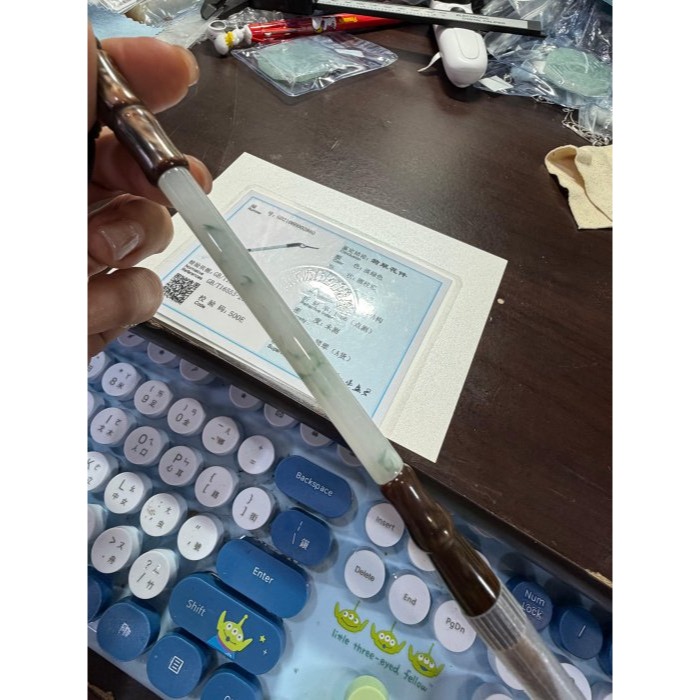 天然A貨緬甸玉 收藏級 冰飄花筆下生輝翡翠玉毛筆 冰芙蓉底庄 滿滿藍花增彩 完美透光 小楷2公分筆頭 18公分長-細節圖10
