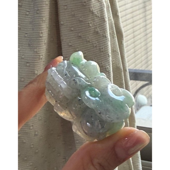 天然A貨緬甸玉 老坑烏雞綠手工雕霸王貔貅翡翠玉墜 底膠冰膠 桂花糕帶陽綠 大頭闊嘴鼻有財 肥臀只進不出-細節圖2