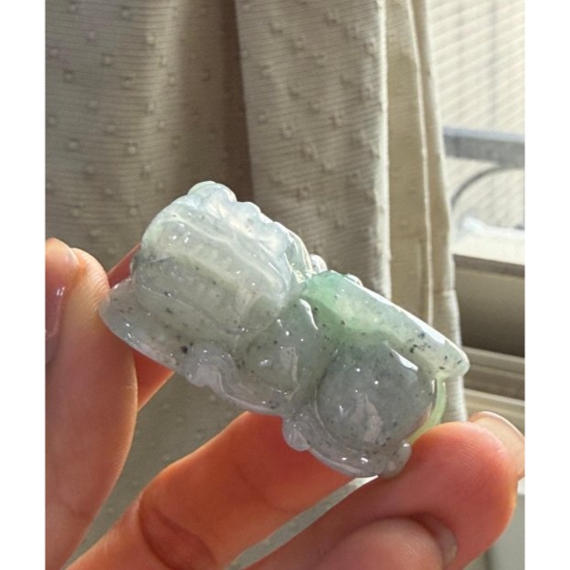 天然A貨緬甸玉 老坑烏雞綠手工雕霸王貔貅翡翠玉墜 底膠冰膠 桂花糕帶陽綠 大頭闊嘴鼻有財 肥臀只進不出-細節圖5