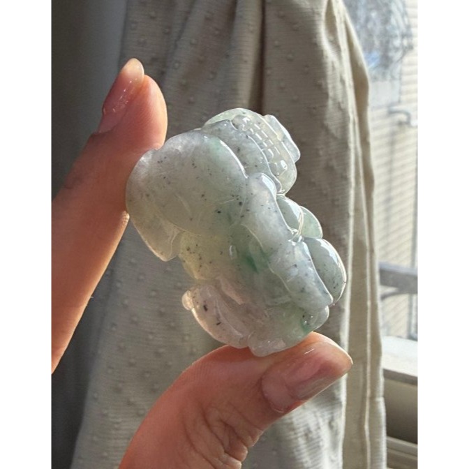 天然A貨緬甸玉 老坑烏雞綠手工雕霸王貔貅翡翠玉墜 底膠冰膠 桂花糕帶陽綠 大頭闊嘴鼻有財 肥臀只進不出-細節圖8