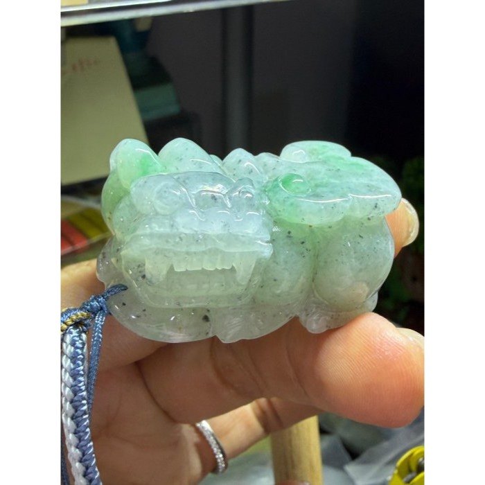 天然A貨緬甸玉 老坑烏雞綠手工雕霸王貔貅翡翠玉墜 底膠冰膠 桂花糕帶陽綠 大頭闊嘴鼻有財 肥臀只進不出-細節圖9