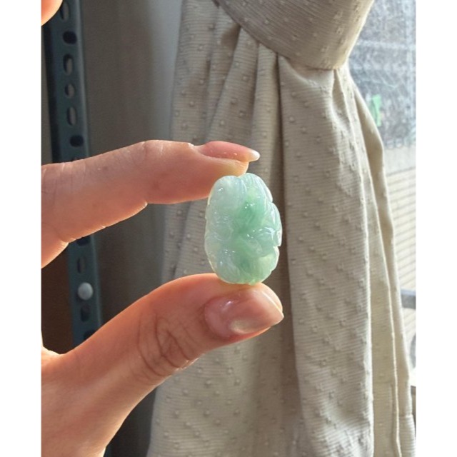 天然A貨緬甸玉 老坑藍綠飄花手工環繞滿雕九尾狐翡翠玉墜/頂珠 底庄冰膠 大抹鮮亮綠花添彩 卡16mm大珠-細節圖3