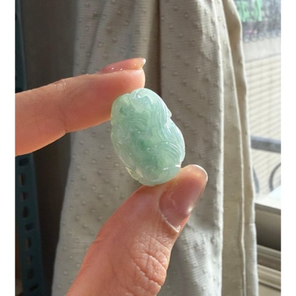 天然A貨緬甸玉 老坑藍綠飄花手工環繞滿雕九尾狐翡翠玉墜/頂珠 底庄冰膠 大抹鮮亮綠花添彩 卡16mm大珠-細節圖5