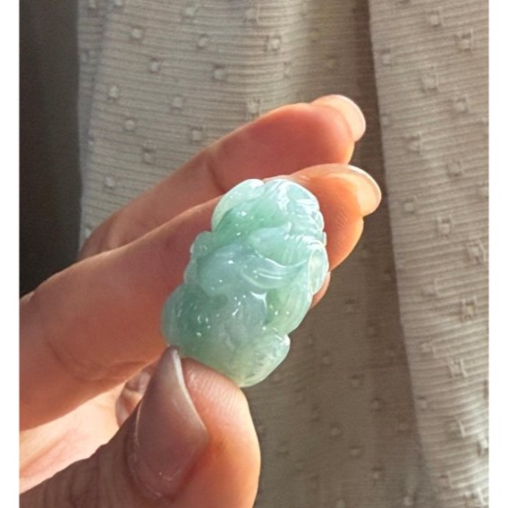 天然A貨緬甸玉 老坑藍綠飄花手工環繞滿雕九尾狐翡翠玉墜/頂珠 底庄冰膠 大抹鮮亮綠花添彩 卡16mm大珠-細節圖6