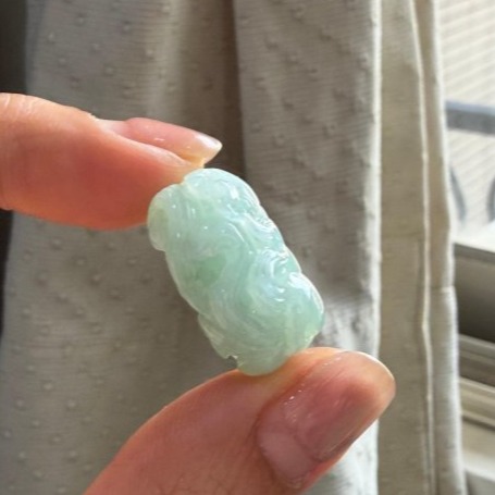 天然A貨緬甸玉 老坑藍綠飄花手工環繞滿雕九尾狐翡翠玉墜/頂珠 底庄冰膠 大抹鮮亮綠花添彩 卡16mm大珠-細節圖7