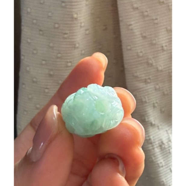 天然A貨緬甸玉 老坑藍綠飄花手工環繞滿雕九尾狐翡翠玉墜/頂珠 底庄冰膠 大抹鮮亮綠花添彩 卡16mm大珠-細節圖8