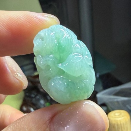天然A貨緬甸玉 老坑藍綠飄花手工環繞滿雕九尾狐翡翠玉墜/頂珠 底庄冰膠 大抹鮮亮綠花添彩 卡16mm大珠-細節圖9