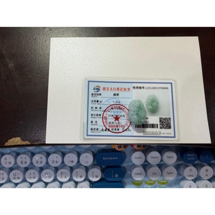 天然A貨緬甸玉 老坑藍綠飄花手工環繞滿雕九尾狐翡翠玉墜/頂珠 底庄冰膠 大抹鮮亮綠花添彩 卡16mm大珠-細節圖11