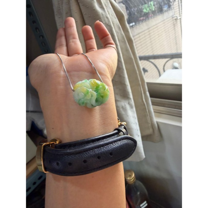 天然A貨緬甸玉 老坑黃加綠三彩手工360度環繞巧雕黃金九尾狐翡翠玉墜/頂珠 膠潤芙蓉底庄 陽綠.金黃.白冰 整圈鮮豔辣色-細節圖3