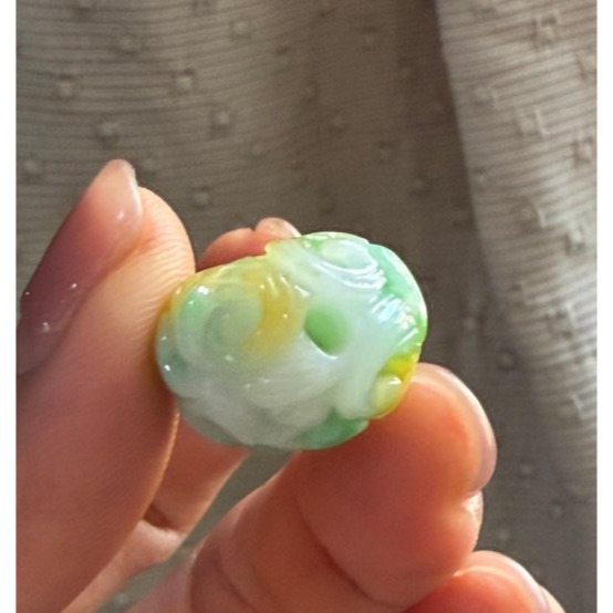 天然A貨緬甸玉 老坑黃加綠三彩手工360度環繞巧雕黃金九尾狐翡翠玉墜/頂珠 膠潤芙蓉底庄 陽綠.金黃.白冰 整圈鮮豔辣色-細節圖7
