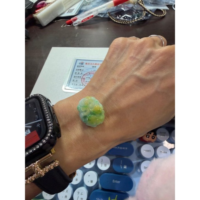 天然A貨緬甸玉 老坑黃加綠三彩手工360度環繞巧雕黃金九尾狐翡翠玉墜/頂珠 膠潤芙蓉底庄 陽綠.金黃.白冰 整圈鮮豔辣色-細節圖10