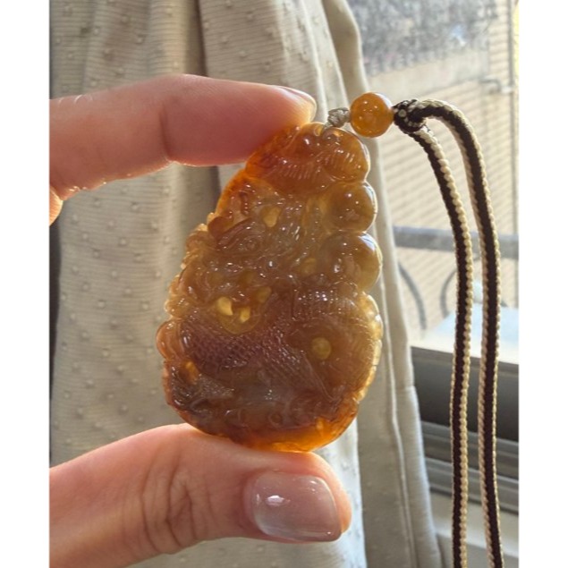 天然A貨緬甸玉 老坑糖黃雙彩手工俏雕龍耀金光翡翠龍牌 滿色冰糖黃包冰梨肉 老熟油亮色澤飽和-細節圖2