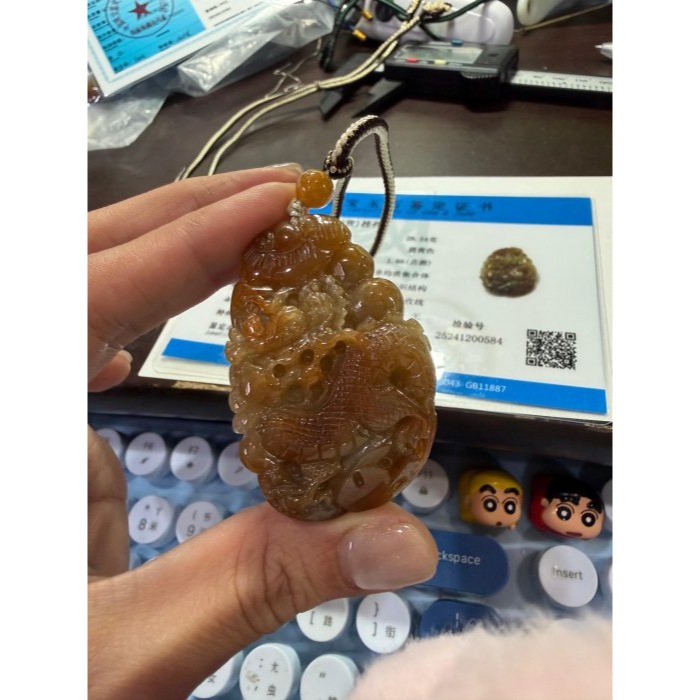 天然A貨緬甸玉 老坑糖黃雙彩手工俏雕龍耀金光翡翠龍牌 滿色冰糖黃包冰梨肉 老熟油亮色澤飽和-細節圖9