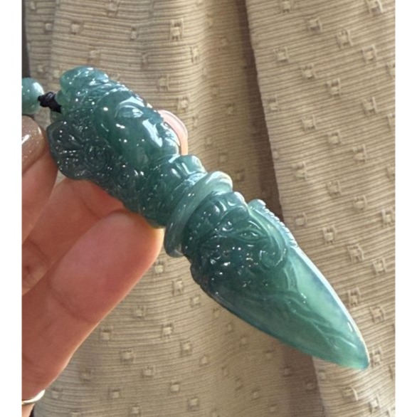 天然A貨翡翠 高冰危綠手工立體精工佛首金剛杵翡翠佛墜 厚庄高清起光感 色滿勻稱 精開法像獨一無二護身法器-細節圖2