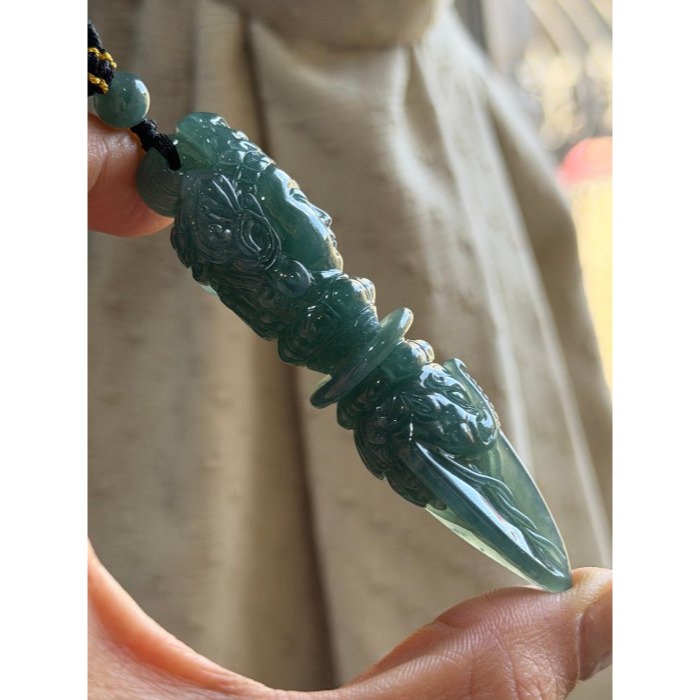 天然A貨翡翠 高冰危綠手工立體精工佛首金剛杵翡翠佛墜 厚庄高清起光感 色滿勻稱 精開法像獨一無二護身法器-細節圖4