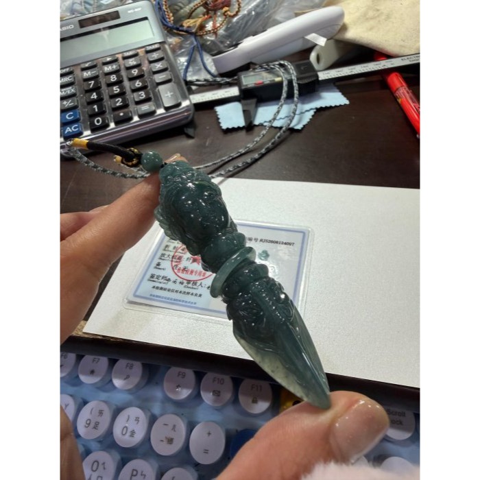 天然A貨翡翠 高冰危綠手工立體精工佛首金剛杵翡翠佛墜 厚庄高清起光感 色滿勻稱 精開法像獨一無二護身法器-細節圖10