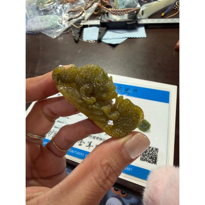 天然A貨緬甸玉 老坑秋香綠三彩手工雕福祿傳家帶子金蟾翡翠擺件 滿色冰梨黃俏橘紅帶白冰 腳踩大三元財富代代相傳-細節圖9