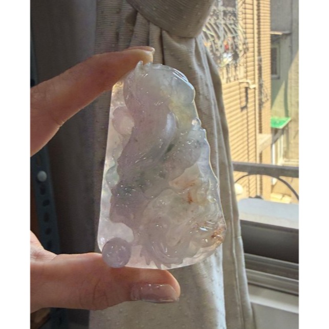 天然A貨緬甸玉 藏家高貨 冰種三彩精工雕紫氣龍騰翡翠龍牌 泛光晶透冰粉紫底融合藍花灑金紅 厚庄一刀切霸氣牌形 附台証-細節圖2